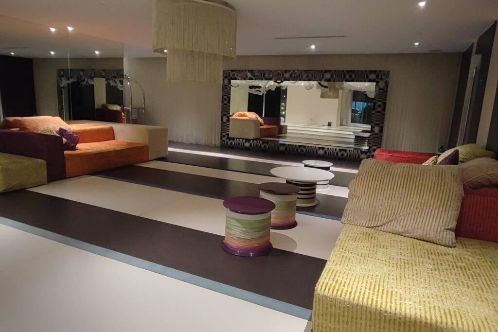 מנילה Aveline Suites Elite Rockwell View Acqua Private Residences Near Rockwell Makati מראה חיצוני תמונה