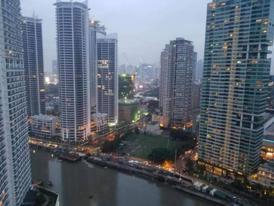 מנילה Aveline Suites Elite Rockwell View Acqua Private Residences Near Rockwell Makati מראה חיצוני תמונה